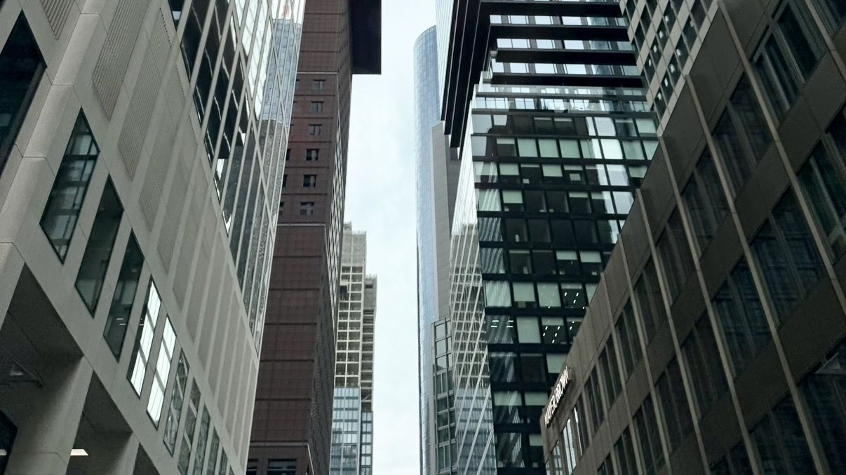 Blick zwischen Hochhäusern in der Frankfurter Innenstadt